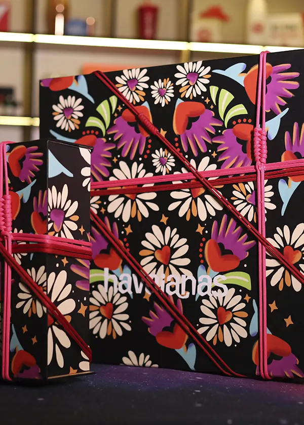 Caixa personalizada com fita para a Havaianas